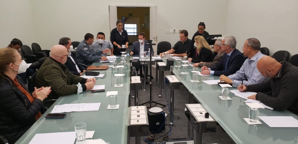 Em reunião com associações, governo promete ação contra falsos entregadores