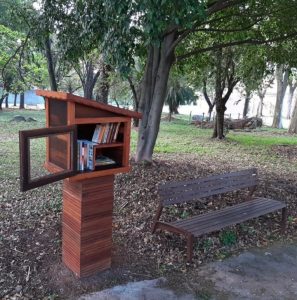 Casinhas de livros de Alto dos Pinheiros voltam a ser renovadas. Faça sua doação!