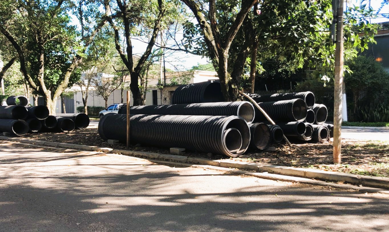 Obra parada prejudica trânsito e aumenta risco de inundações em Alto dos Pinheiros