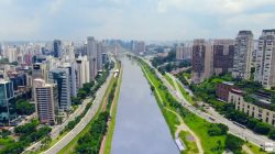 Rio Pinheiros ficará limpo, mas não para nadar, diz secretário