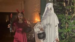 No Halloween, decorações e fantasias tomam conta das ruas de Alto dos Pinheiros