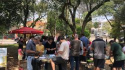 Troca de figurinhas vira confraternização em Alto dos Pinheiros