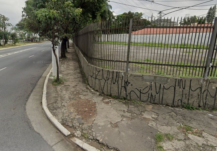 Calçadas perigosas da Marginal Pinheiros são problema antigo. Desta vez vai ser resolvido?